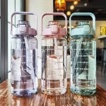 Garrafa de água de palha 2l, copo de água de plástico de grande capacidade, garrafa de bebida portátil com marcador de tempo para esportes ao ar livre